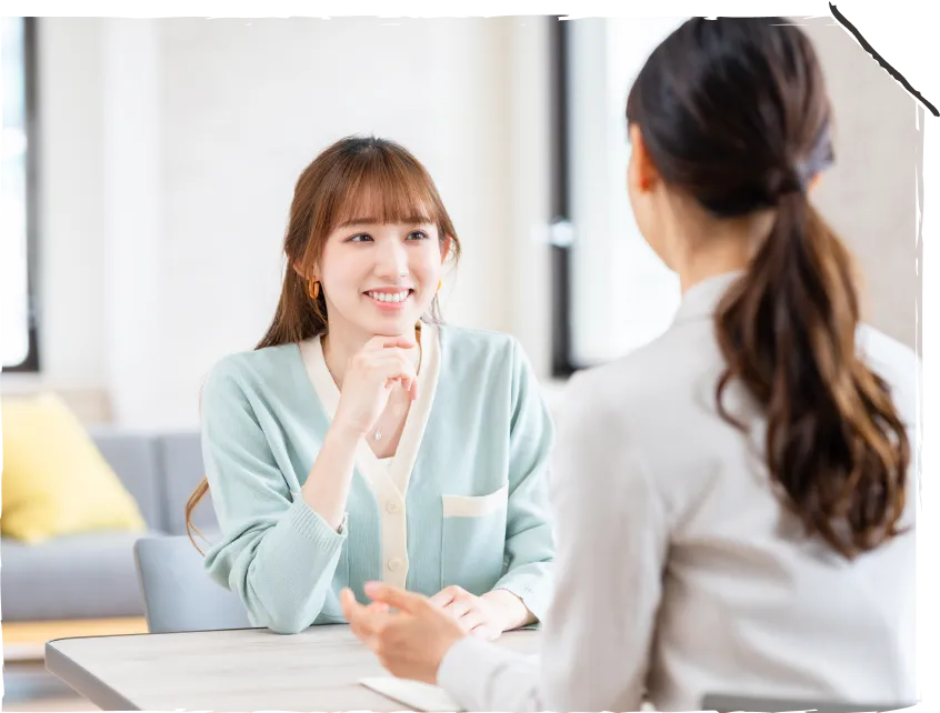 女性が相談支援を受けている様子